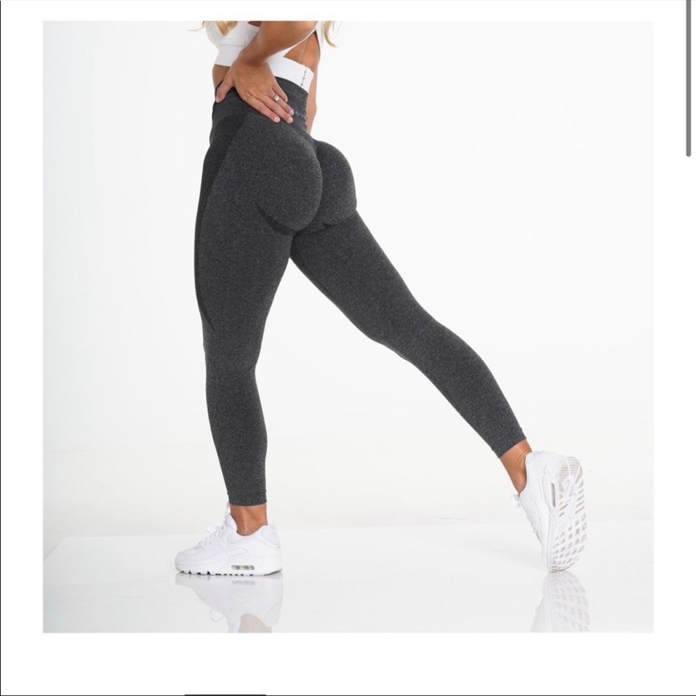 Size medium nvgtn black speckled contour leggings